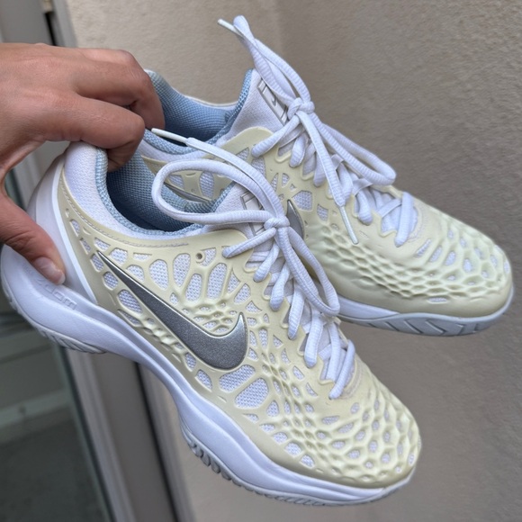 Nike Shoes - Butter yellow Nike Zoom tennis shoes (size 7.5)